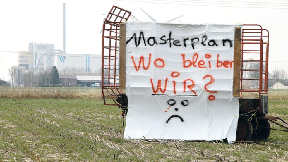 Die Landwirte - wie hier auf einem Plakat bei Weener - sehen den Ems-Plan weiter kritisch. © Foto: Garrels