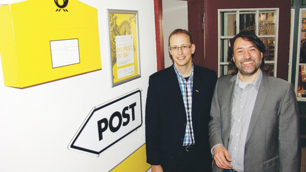 Stellten die neue Ausstellung im Leeraner Heimatmuseum vor: Postzusteller Martin Bron (links) und Museumsleiter Burghardt Sonnenburg. © Foto: Boelmann