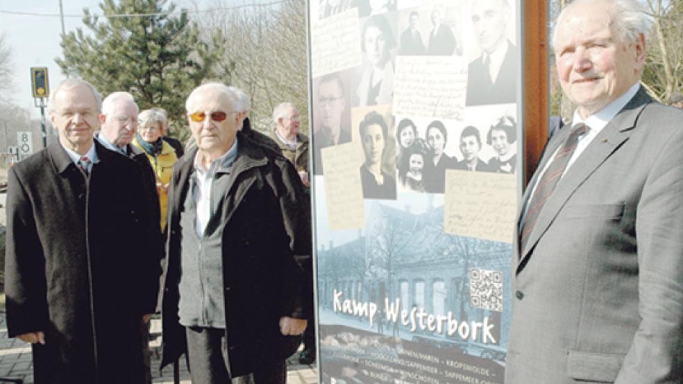 Zu den rund 50 Gästen bei der Enthüllung des Mahnmals am Bahnhof in Weener gehörten gestern Landrat Bernhard Bramlage, der Holocaust-Überlebende Albrecht Weinberg und Zeitzeuge Franz Marheineke (von links). © Foto: Szyska