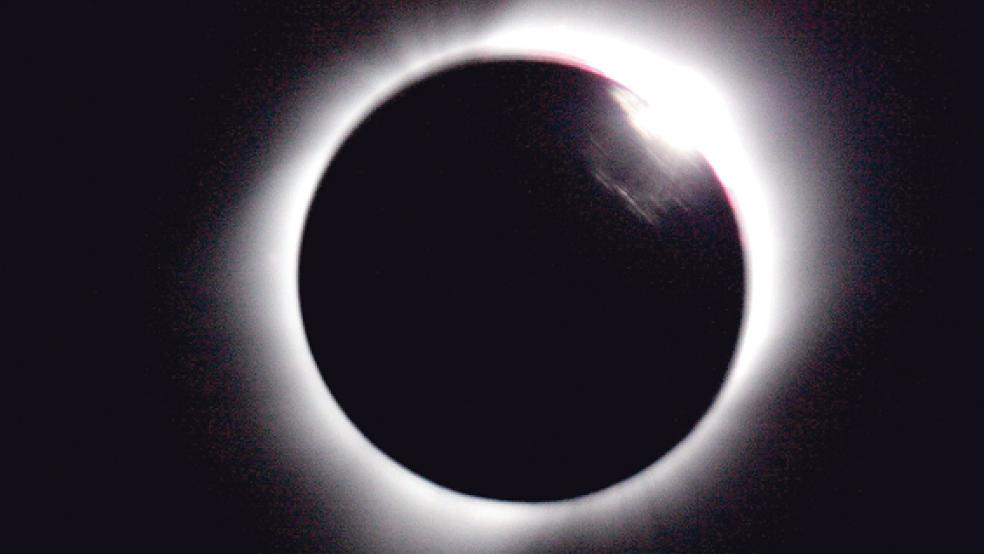 Der »Diamantring« einer Sonnenfinsternis, aufgenommen in 11.500 Metern Höhe. © Foto: Meyer