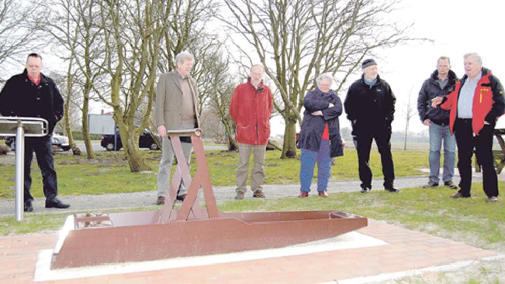 Auf dem Wassergrundstück »Diekhörn« in Pogum wurde ein Kreiermodell aus Metall aufgestellt. Im Bild von links: Helmut Plöger, Bürgermeister Johann Tempel, Gerhard Kronsweide, Annegret Bommelmann, Arnold Venema, Rolf Hommers und Luitpold Handwerker. © Fotos: Hoegen