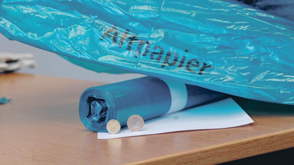 1,10 Euro soll eine Rolle mit 13 blauen Säcken zur Altpapier-Entsorgung ab dem 2. April kosten. © Foto: Szyska
