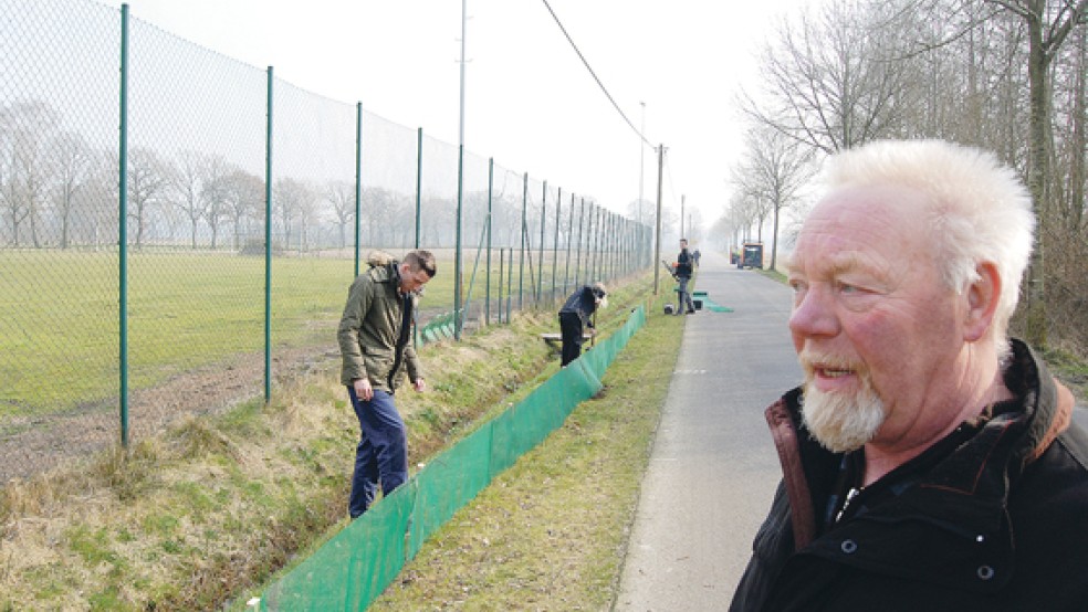 Rund 150 Meter lang ist der Krötenfangzaun, der gestern entlang des Trainingsplatzes des Heidjer SV an der Schulstraße in Stapelmoorerheide aufgestellt wurde. Manfred Koenen kümmert sich ehrenamtlich um die wandernden Kröten. © 