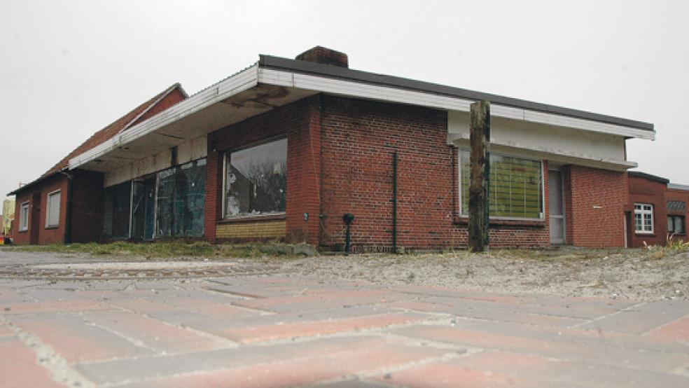 Das ehemalige Fahrzeughaus Telkamp an der Ecke Hauptstraße/Molkereistraße in Wymeer steht seit Jahren leer. Die Gemeinde Bunde würde dort gerne Bauplätze für Wohnhäuser ausweisen. Doch die Sanierung gefundener Altlasten wirft bislang ungeklärte Fragen auf. Daher verzögert sich das Vorhaben. © Foto: Szyska