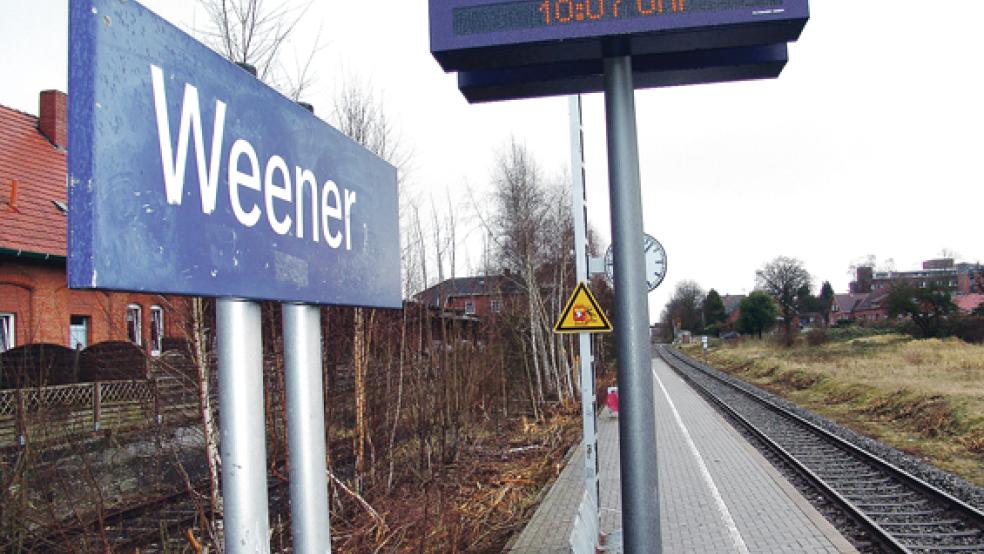 Die Bahn-Odyssee einer sechsten Klasse der Oberschule in Weener startete am Bahnhof.  © Foto: Boelmann