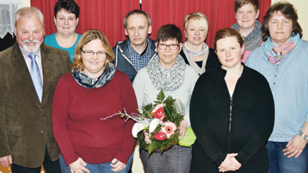 Der neue Vorstand des Freundeskreises Kindergarten Niederrheiderland: (von links) Geschäftsführer Hans-Joachim Behrends, Anja van Scharrel, Andreas Woortmann,Hartmut Waddenberg, die ehemalige Vorsitzende Jannette Rösing, Yvonne Bruns, die neue Vorsitzende Katja Boekhoff, Tanja Sandstede und Heidi Bugiel. © Fotos: Hülsebus