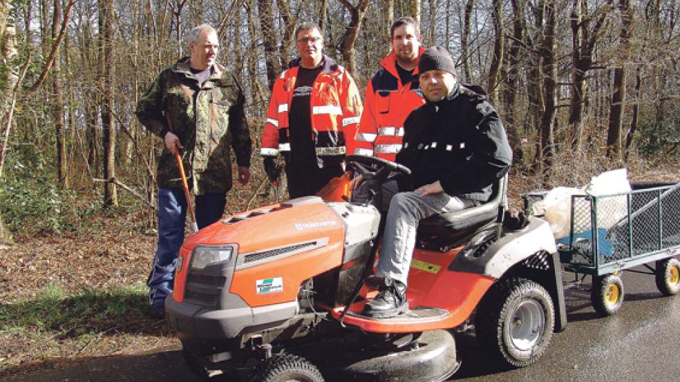 Die Mitglieder des SPD-Ortsvereins Stapelmoor-Oberrheiderland Theo Poppinga, Dana Groenewold, Bernhard Siemons, Olaf und Ihno Groenewold sowie Kim-Uwe Siemons (von links) sammelten jede Menge Unrat. © Foto: privat