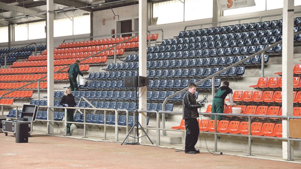 In der Ostfrieslandhalle in Leer lief gestern der Aufbau für die Kreistagssitzung. © Foto: Wolters