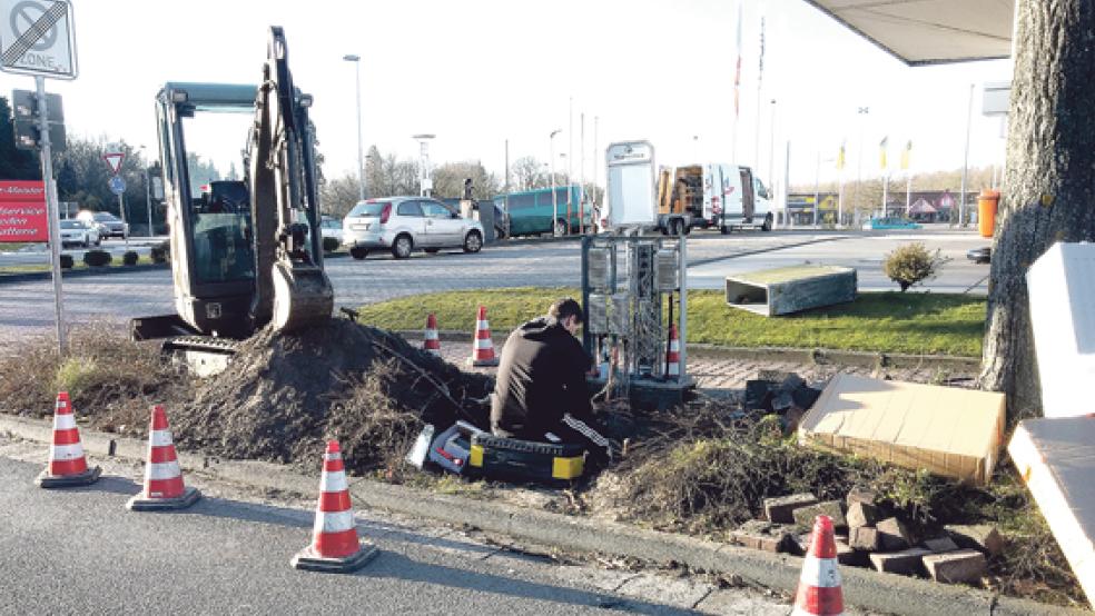 Die Reparaturarbeiten am Kabelverteiler an der Neuen Straße liefen gestern. © Foto: de Winter