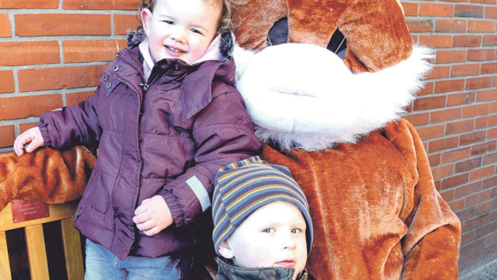 Pia und Thilo trafen am Sonntag den Osterhasen. Der besuchte das Frühlingsfest in Jemgum. In der Mühle verkauften die Mitglieder Osterdekorationen, Handarbeiten und Mehl. Ein weiterer Anziehungspunkt war die Bastelecke.  © Fotos: Hülsebus