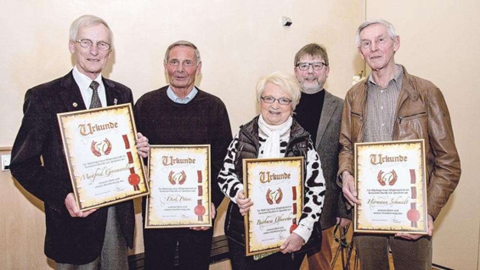 Ein halbes Jahrhundert und länger gehören Manfred Groeneveld (50 Jahre Mitglied), Dirk Peters (60 Jahre Mitglied), Barbara Uebersohn (50 Jahre Mitglied) und Hermann Schmidt (60 Jahre Mitglied, von links) dem TV Bunde an. Dafür zeichnete sie Klubchef »Titus« Timmer (2. v. r.) aus. © 