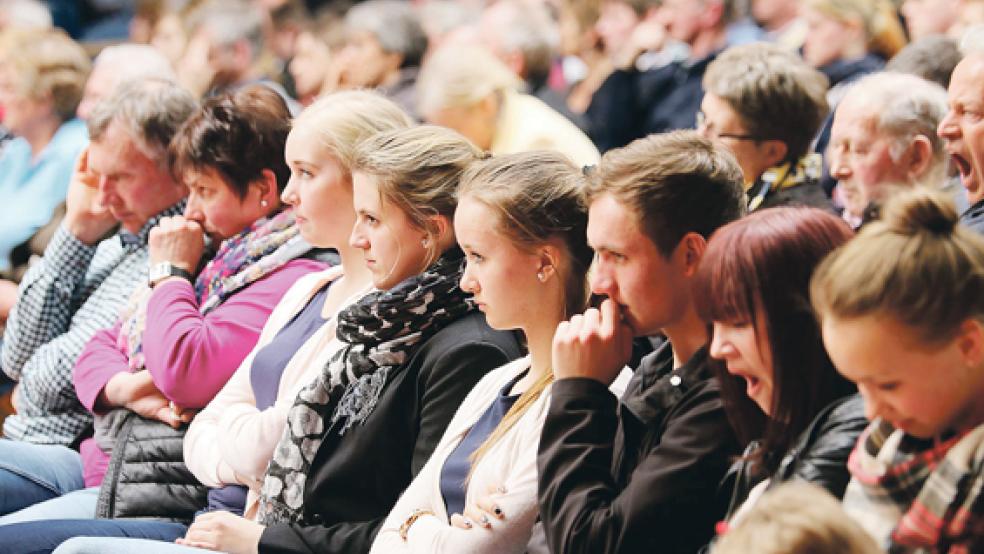 Gespannt und nachdenklich verfolgten viele der 1200 Zuschauer die Kreistagssitzung in der Ostfrieslandhalle. © Foto: Loger