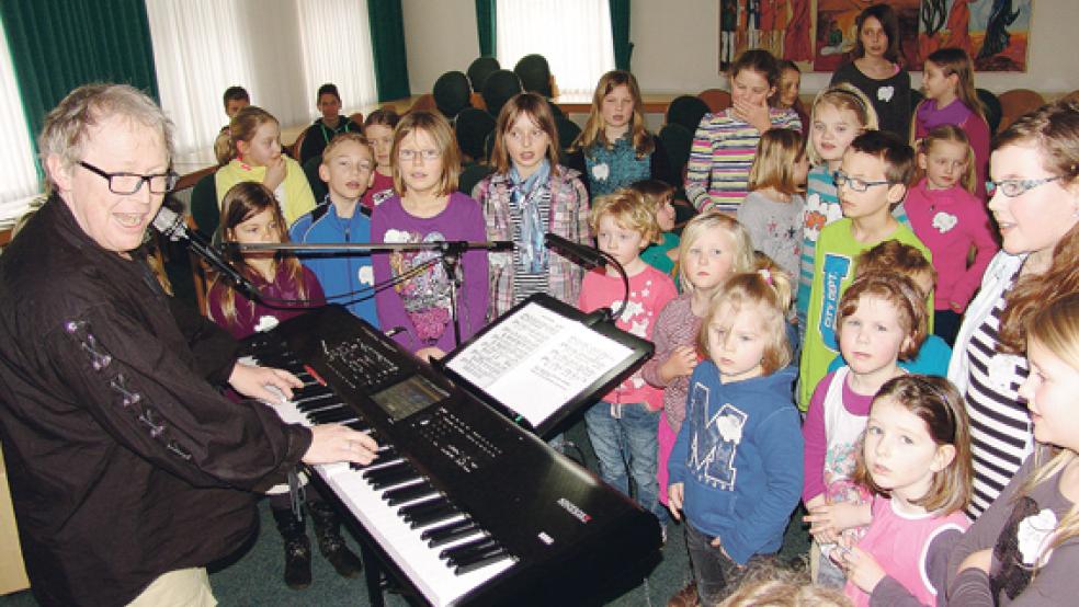 Chorleiter und Pastor Gabor Klink-Spekker (links) probte fleißig mit den Kindern für das Musical, das gestern in der Möhlenwarfer Kirche im Rahmen der Kinderbibelwoche aufgeführt wurde. © Foto: Boelmann