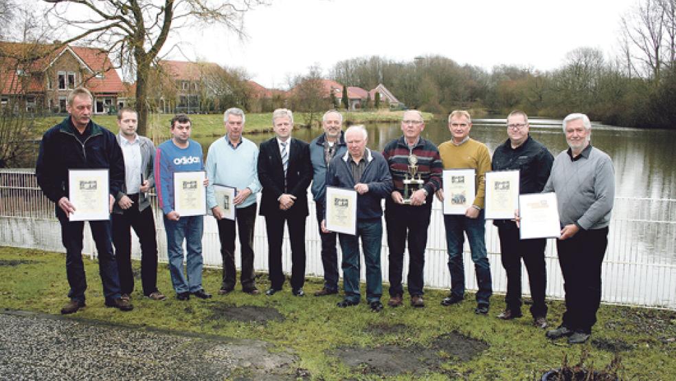 Nahmen an der Jahresversammlung des Angelsportvereins Rheiderland teil (von links): Johann Müller, Markus Pieper, Jens Huisinga, Volker Schüler, Ludwig Sonnenberg, Bernd Strache, Bernhard Schwartz, Hilko Leemhuis, Leonhard Beekmann, Jan Diederich de Vries und Johann Warnders. © Fotos: Angelsportverein Rheiderland