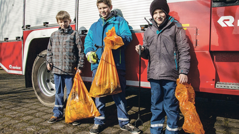 Fleißig sammelten Julian Janzen, Aaron Rösing und Tim Begemann (von links) Müll. © Fotos: de Winter