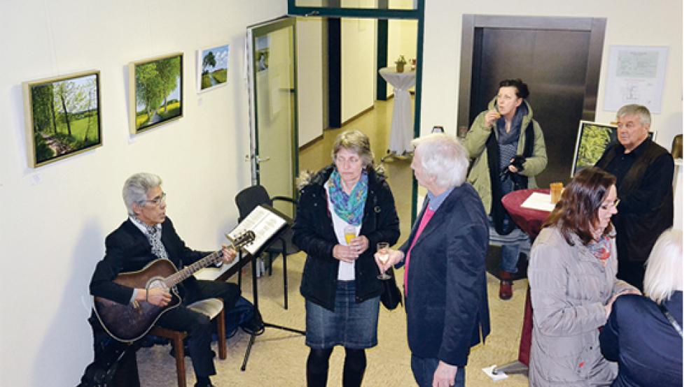 Künstlerisch »untermalt« wurden die Malereien von Stanley van Sprang an der Gitarre. © Foto: Stadt Weener