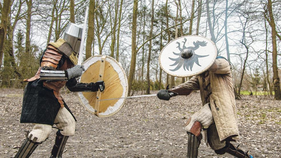 Mit Schwert und Schild traten die Kontrahenten gegeneinander an. Trotz Trainings gingen die Konrahenten nicht zimperlich miteinander um. © Fotos: de Winter