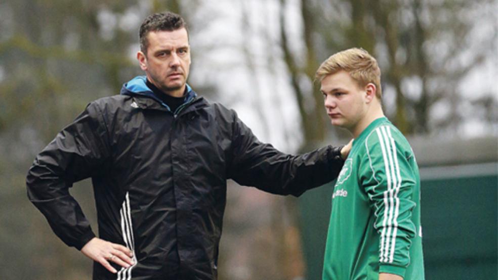 Sein Debüt feierte Winterneuzugang Marco Leuschner, hier gemeinsam mit Trainer Thomas Dreesmann.  © Fotos: Schulte