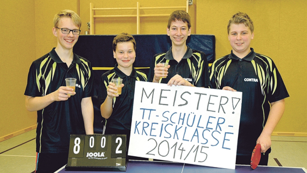 Eine kleine Meisterschaftsfeier gönnten sich Enno Wallenstein, Hilko Hegemann, Hilko Troff und Hauke Davids (von links). © Foto: Pastoor