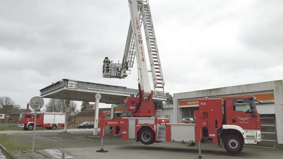 Vom Dach der ehemaligen Tankstelle an der Kommerzienrat-Hesse-Straße in Weener lösten sich Teile (großes Bild). Auf der Kreisstraße 27 in Stapelmoor drohte ein dicker Ast auf die Fahrbahn zu fallen (kleines Bild). © Fotos: Bruns, Rand (Feuerwehr)