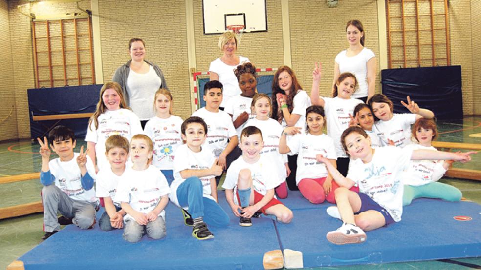 Fröhliche Gesichter beim Abschluss des Sprachcamps: Die Kinder in der Turnhalle der Oberschule Weener mit ihren Betreuerinnen Laura Köller, Dita Watermann und Jenny Köller (im Hintergrund von links). © Fotos: Hoegen