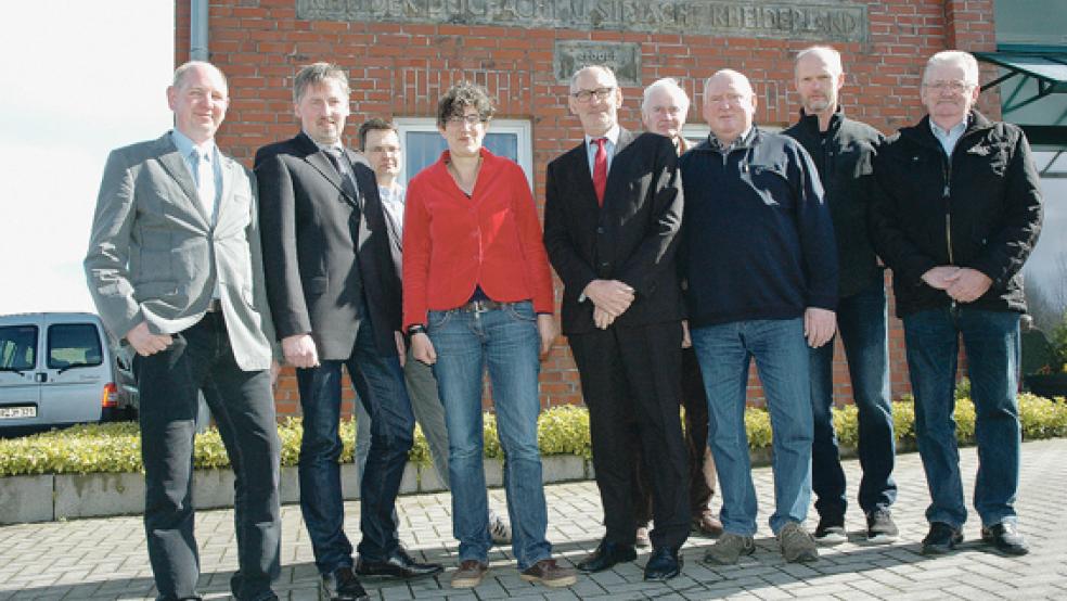 Verantwortlich für sichere Deiche: Detert Gruis (Kanalpolder), Johann Eckhoff (Kreisbehörde), Stefan Michels (Geschäftsführer der Deichacht), Kreisrätin Jenny Daun, Oberdeichrichter Meint Hensmann, Wiard Beekmann (Holtgaste), Jacobus Poel (Weener), Heinrich van Lessen (Böhmerwold) und Broer Wübbena-Mecima (St. Georgiwold). Es fehlt Göko Troff (Oldendorp). © Foto: Szyska