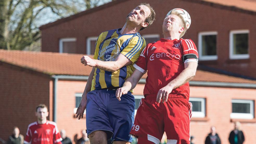 Augen zu und durch: Das Derby war nichts für Fußball-Feinschmecker. Hier liefern sich Dennis Boelen (l.) und Thomas Girod ein Kopfballduell. © Fotos: Mentrup