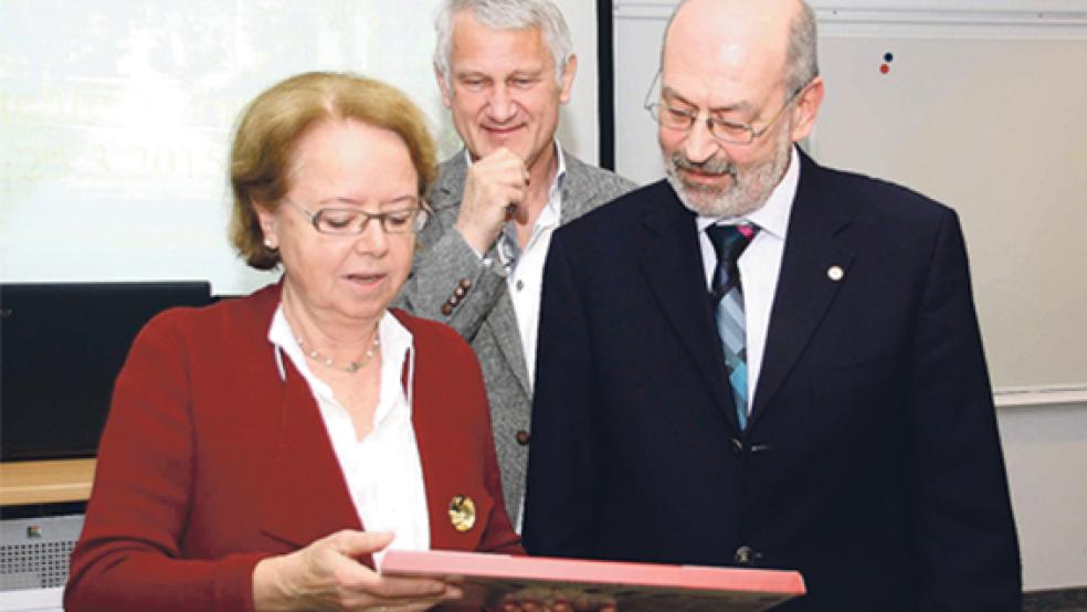 Dr. Ulrich Keck (rechts) wurde während der Mitgliederversammlung der ZKN-Bezirksstelle Ostfriesland mit Geschenken überrascht, so von Dr. Dr. Wolfgang Triebe (Aurich) und Dr. Maria Kaschner (Leer), die dem Zahnmediziner aus Weener für die bisherige jahrzehntelange Arbeit für die Zahnärzteschaft dankten. © Foto: Alex Siemer