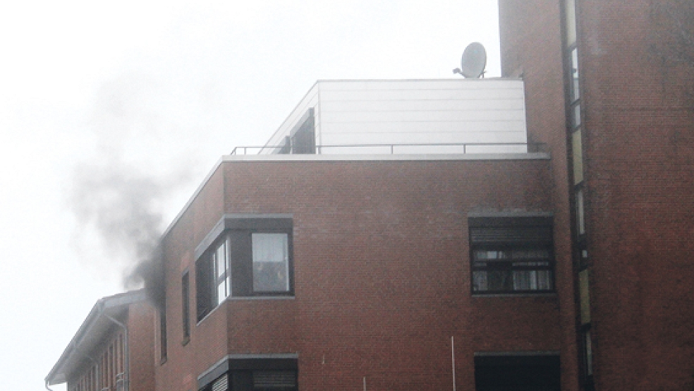 Dunkler Rauch quoll gestern Morgen aus dem Fenster der Wohnung im Altenzentrum. © 