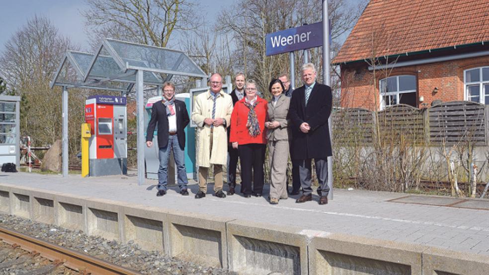Besichtigung: Reinhold Waldhaus (Bahnhofsmanagement Osnabrück), Ulrich Bischoping (Bevollmächtigter der Deutschen Bahn für Niedersachsen und Bremen), der Erste Stadtrat Hermann Welp, die CDU-Ratsfraktionsvorsitzende Hildegard Hinderks, die CDU-Bundestagsabgeordnete Gitta Connemann, Bauamtsleiter Andreas Sinningen (verdeckt) und Bürgermeister Ludwig Sonnenberg (von links) gestern auf dem Bahnsteig in Weener. © Foto: Beier (Stadt Weener)