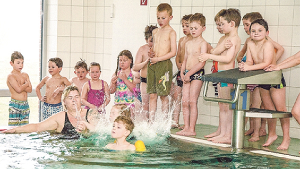 Aufregend sind die ersten Schwimmversuche für die 21 Kinder beim Schwimmkurs der Gemeinde Bunde. © Foto: de Winter