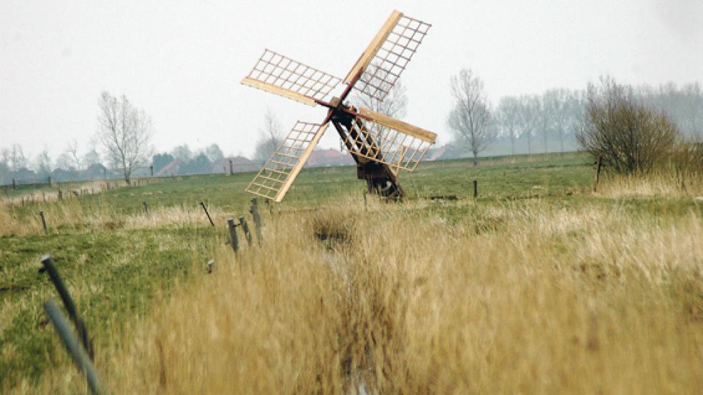 Mit neuen Flügeln zeigt sich die Fluttermühle an der Straße »Unlanden« im Hammrich zwischen Weenermoor und St. Georgiwold unweit der Autobahn 31. Die Sanierung hatte sich lange verzögert, nun ist die Mühle wieder funktionsfähig. © Foto: Szyska