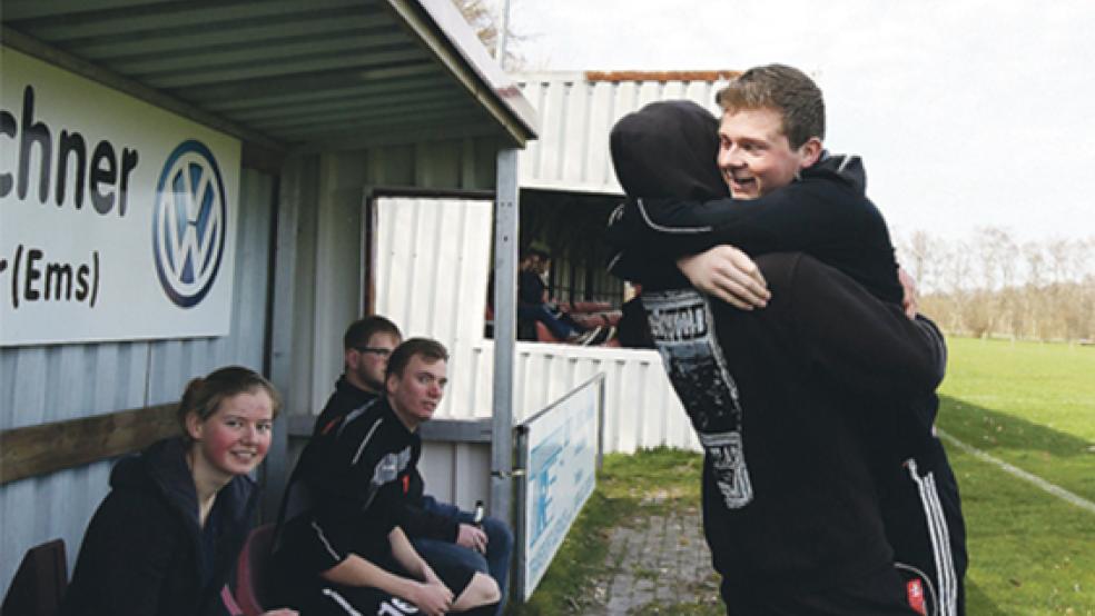 Jubel in Wymeer: Der verletzte Marco Dreesmann (rechts) feiert den Sieg seiner Mannschaft im wichtigen Spiel gegen den SV Holtland II. © Foto: Schulte