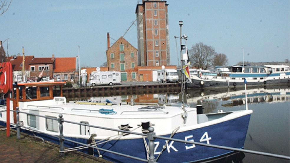 Der markante Siloturm mit dem benachbarten Packhaus ist ein Blickfang am Alten Hafen in Weener. © Foto: Szyska