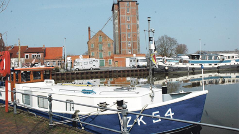 Der markante Siloturm mit dem benachbarten Packhaus ist ein Blickfang am Alten Hafen in Weener. © Foto: Szyska