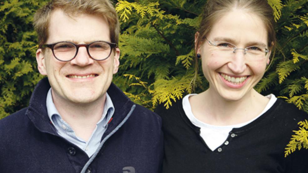 Christoph und Mirjam Heikens freuen sich schon auf ein Leben in Bunde. Zurzeit wird ihr zukünftiges Zuhause allerdings renoviert, sodass sie mit ihrer kleinen Tochter vorübergehend in einer Ferienwohnung untergekommen sind. © 