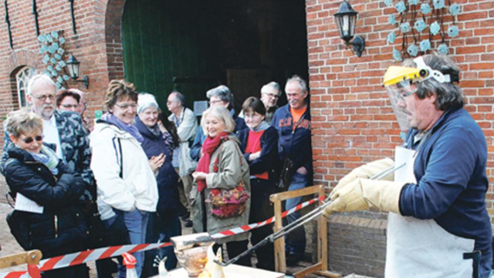 Annette und Ulrich Blumenhofer, beide leben seit 2012 in Midlum, stellten nicht nur Keramikobjekte aus, sondern zeigten den Besuchern auch hautnah das Brennen im 1000 Grad Celsius heißen Ofen. © 