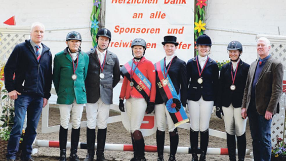 Die ostfriesischen Hallenmeister 2015: Aeilko Fresemann vom Reit- und Fahrverein Rheiderland gratuliert (v.l.) Andreas Bruns, Sander Lübbers, Inga Bruns, Julia Castelli, Anke Busemann und Anna Alberts. Die Medaillen übergab Rudolf Claasen, Ostfriesischer Bezirksverbandsvorsitzender der Pferdesportvereine. © 