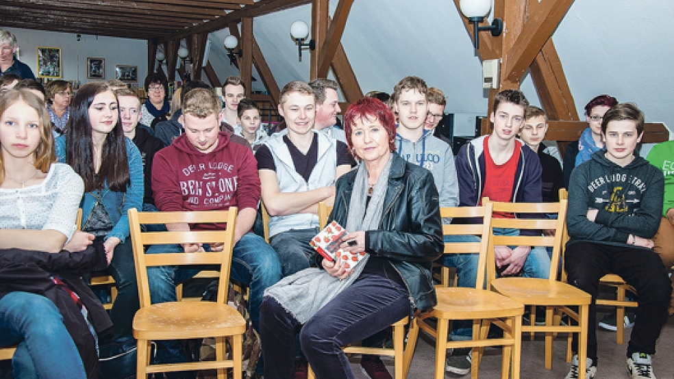 Monika Feth las in der Stadtbibliothek Weener vor insgesamt 84 Schülern der Oberschule Weener. © Foto: de Winter