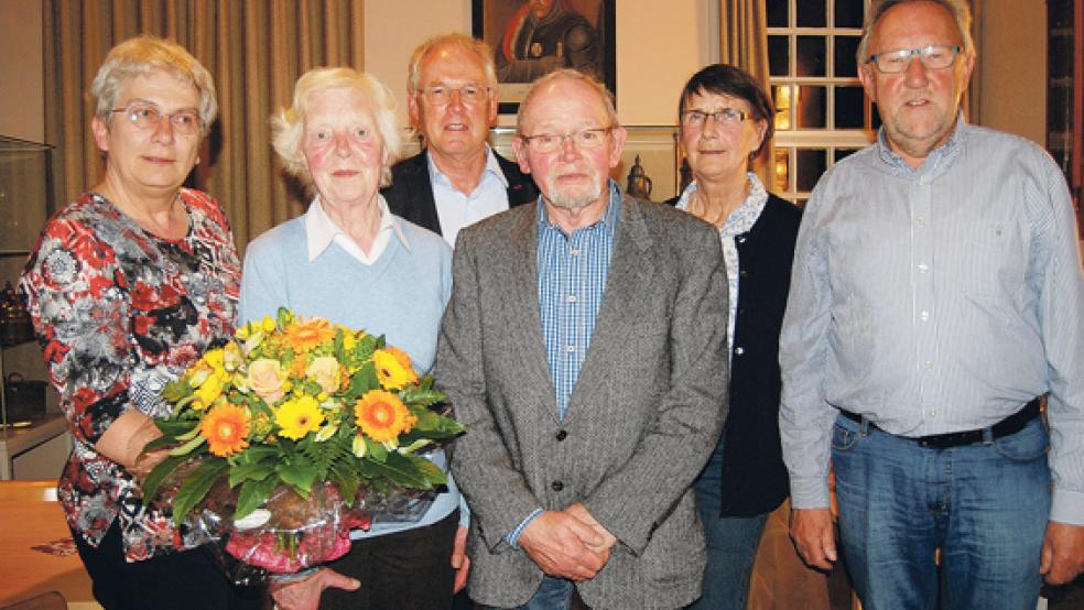 Sämtlich einstimmig im Amt bestätigt wurden die Mitglieder des Vorstandes des Heimatvereins Reiderland. Von links Marga von Glan-Hesse, Katharina Busemann, Peter Woltermann, Johann Hinderks, Heike Vollmer und Claus Mittwollen. Es fehlen Friedel Popkes und Dr. André Köller. © Foto: Hoegen