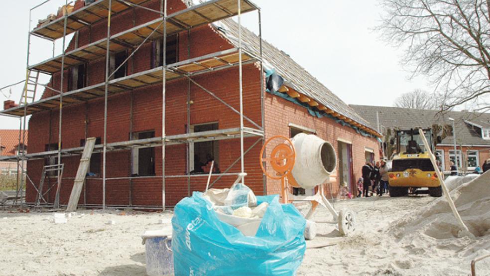 Der Neubau des Kindergartens neben der Grundschule in Ditzum schreitet zügig voran. © Foto: Szyska