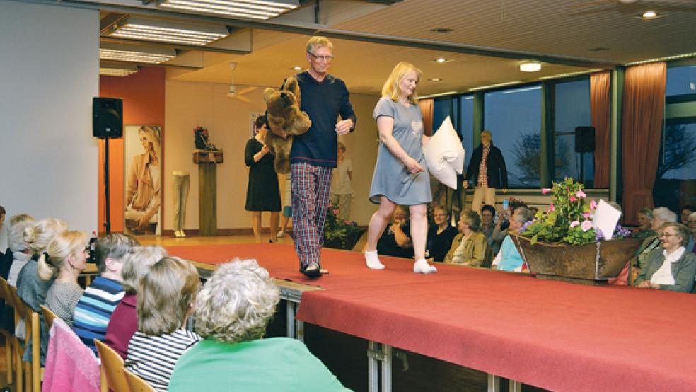 Im Dorfgemeinschaftshaus präsentierten die Models Frühlingsmode für jedes Alter. Die aktuellen Trends für Damen und Herren begeisterten das Publikum. © Fotos: Hülsebus