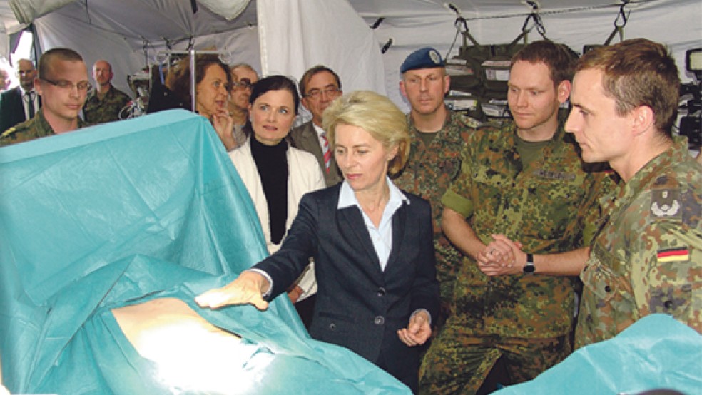 Elegant steigt Ministerin von der Leyen aus dem Helikopter. Bei der anschließenden Präsentation informierte sie sich über das Luftlanderettungszentrum und beobachtete eine Übung zur Bergung von Verletzten.  © Fotos: Boelmann (2)/Hanken (2)