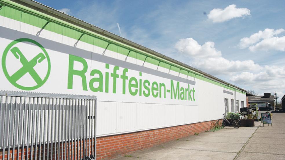 Der Eingang des Ladengeschäftes der RWG (hinten) soll auf die rückwärtige Seite der Halle verlegt werden. © Foto: Hoegen