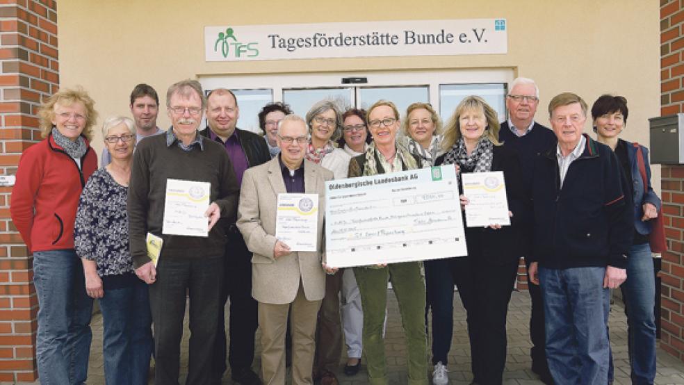 Die Soroptimistinnen und die Vertreter der beschenkten Einrichtungen: (von links) Agnes Schenkel (SI), Regina Drees, Günther Reck (beide Tagesförderstätte), Pastor i.R. Johannes Treblin (AuKiJu),), Johann Nordbrock (Mehrgenerationenhaus), Berta Robbe und Simon Sweers (beideTagesförderstätte), Anki Halsema-Westers (SI), Manuela Gubins-Eissing (SI), Petra Goemann (SI), Gertrud Schneider (SI), Pastorin Sigrid Duhm-Jäckel (AuKiJu), Jan-Dieter van Hoorn und Bernhard Kolthoff (beide Tagesförderstätte) sowie Bettina Bernhard (SI).  © Foto: Himstedt