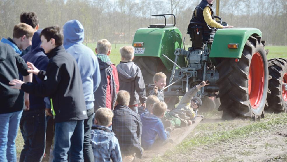 Riesen-Gaudi für die jungen Besucher: Auf einer Matte wurden sie von einem Traktor über den Acker gezogen. © Foto: Hanken 