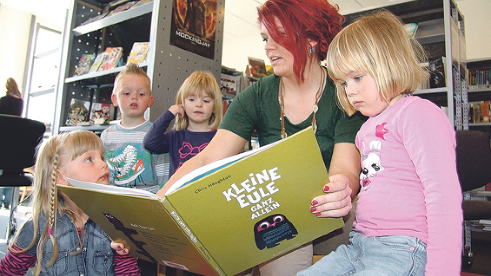 Mediothek-Leiterin Ellen Marken liest den Kindergartenkindern aus Bunde gerne etwas vor. »Die Kinder sollten frühzeitig für das Lesen begeistert werden«, sagt sie.  © Fotos: Boelmann