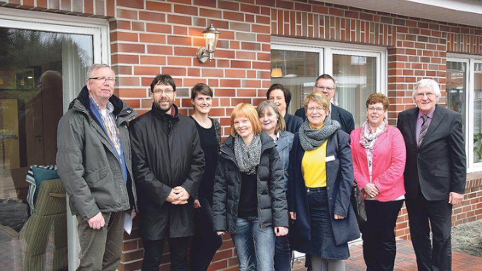 Trafen sich zum Erfahrungsaustausch in Weener: (von links) Uwe Buß und Thomas Jäckel (Tagespflege Stadt Leer), Insa Sanders (Weener), Insa Heyenga (Rhauderfehn), Alma Janssen (Remels), Hanna Koenen (Weener), Inge B. Wienbeuker (Remels), Rainer Helmers und Angela Pals (Rhauderfehn), Peter Freesemann (Weener). © Foto: privat