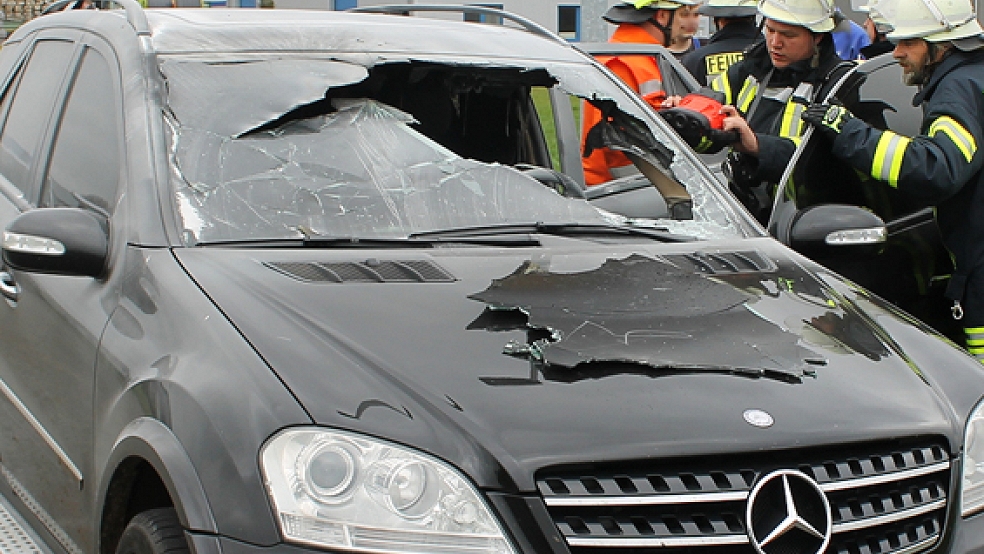Der Innenraum dieses Mercedes wurde bei dem Brand im GewerbePark komplett zerstört. © Foto: J. Rand (Feuerwehr)