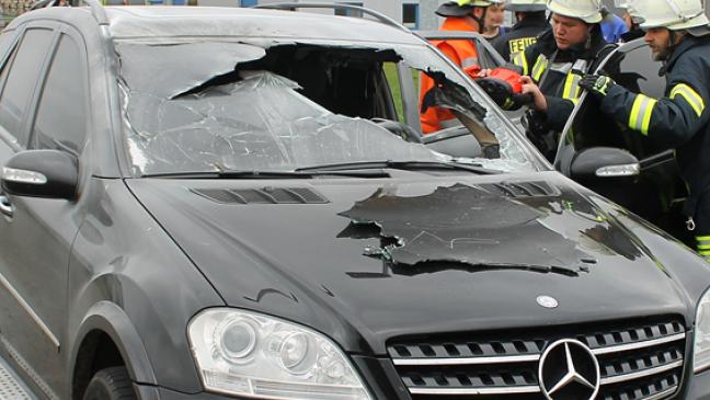 Mercedes auf Parkplatz ausgebrannt